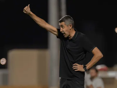 Ex-técnico do Botafogo coloca mão para atrapalhar lateral e é expulso; veja