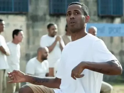 Ícaro Silva surge caracterizado como Robinho na série "Tremembé"