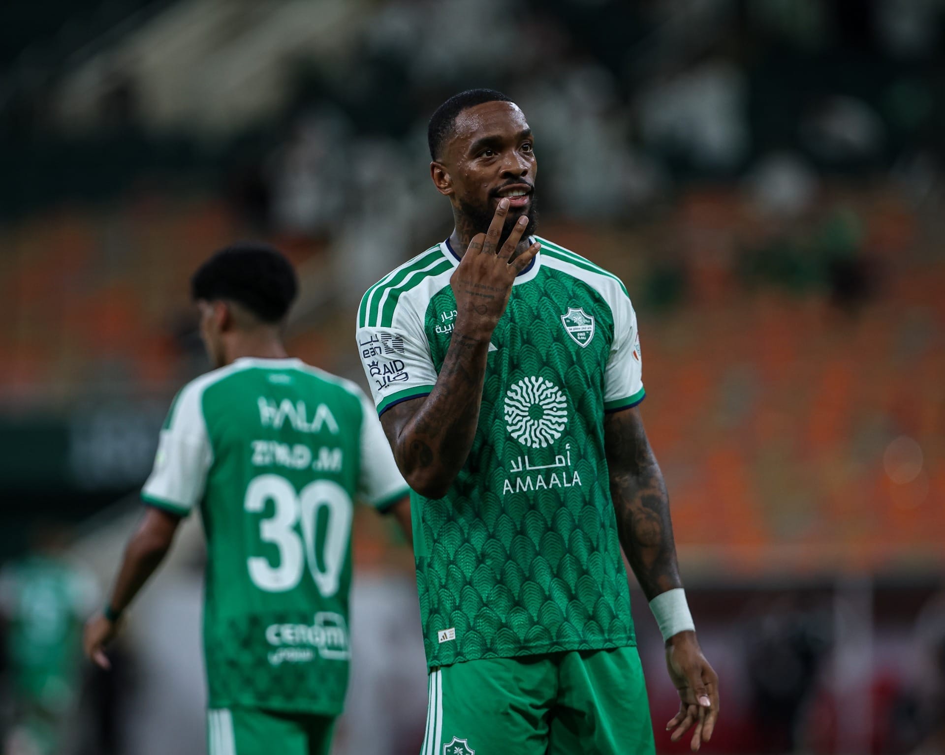 Al Ahli goleia Abha com hat-trick de atacante inglês; veja os gols - QTU Questões do Universo