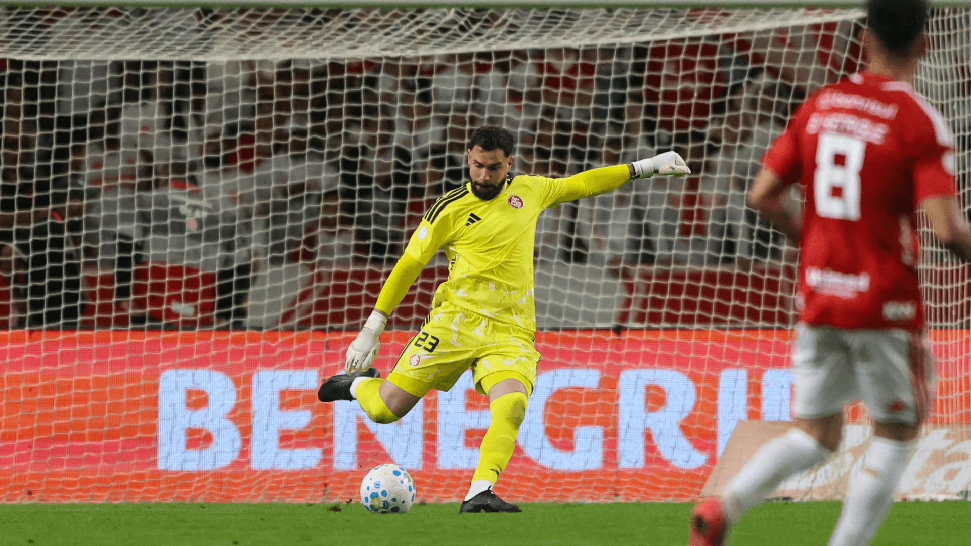 Goleiro do Internacional choca com trave, deixa jogo e perderá Gre-Nal - QTU Questões do Universo