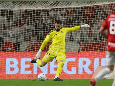 Goleiro do Internacional choca com trave, deixa jogo e perderá Gre-Nal
