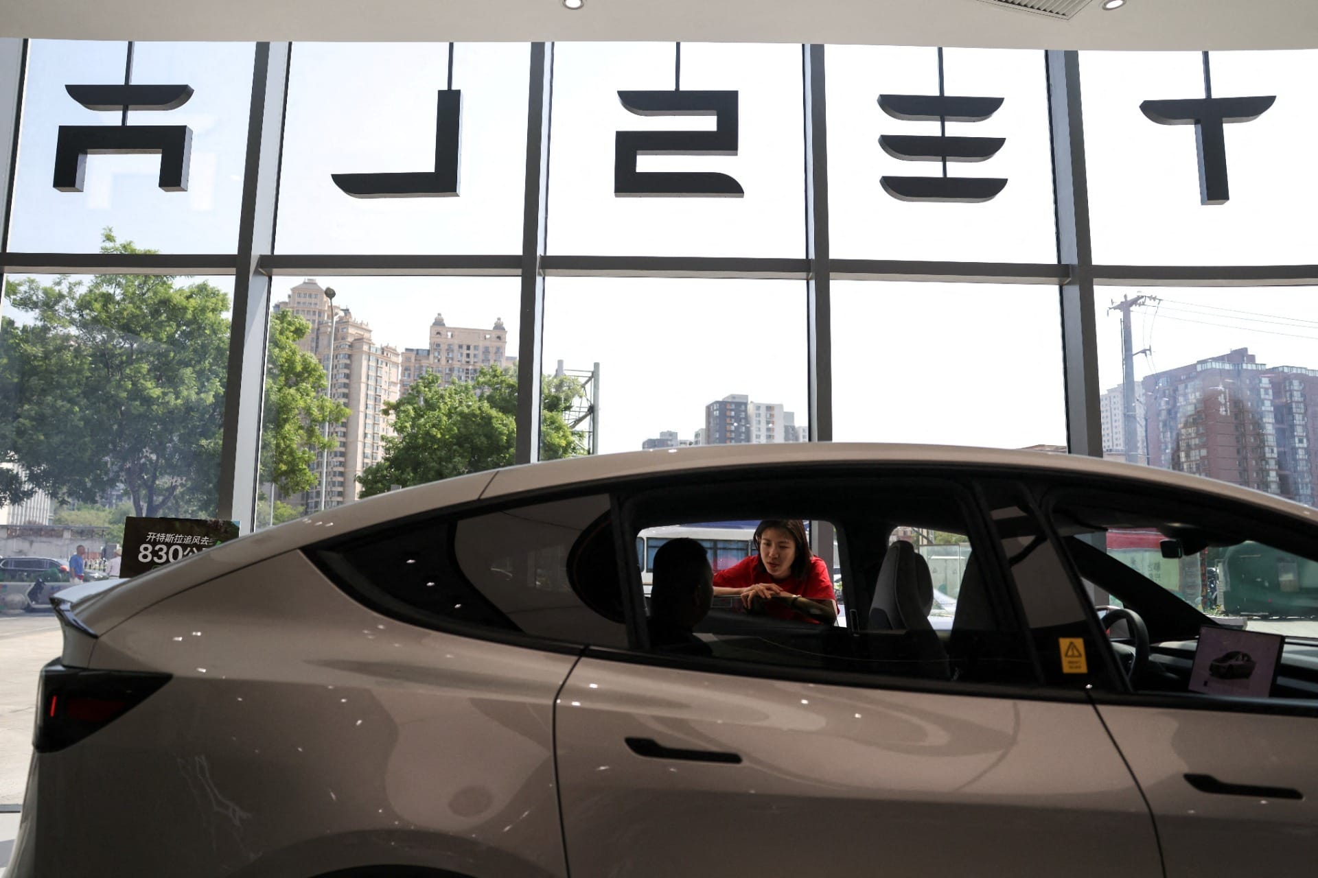 Tesla e chinesas fazem recall de milhões de veículos por falha em maçaneta