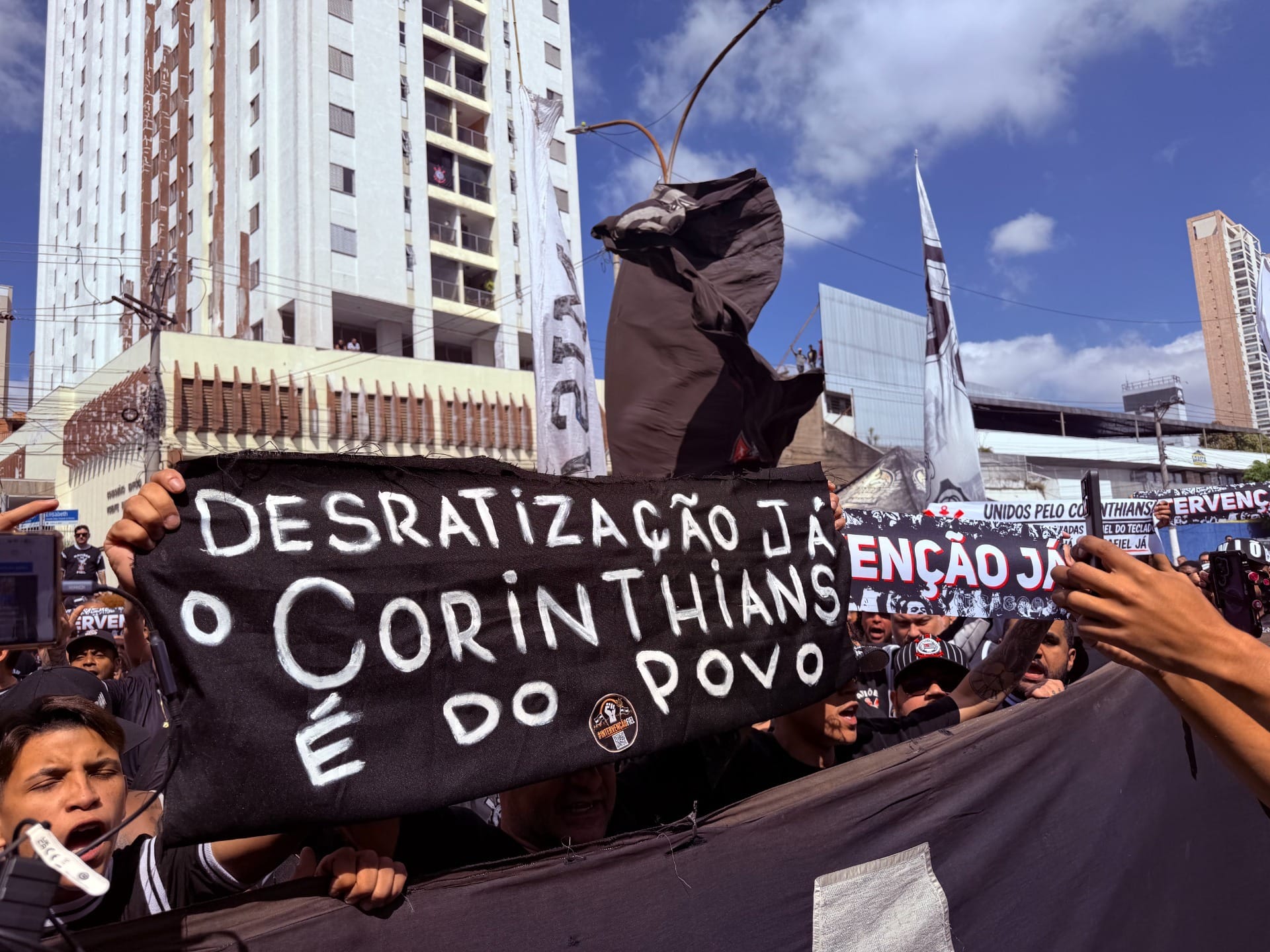 Torcedores do Corinthians protestam por intervenção judicial; entenda