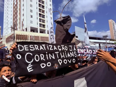 Torcedores do Corinthians protestam por intervenção judicial; entenda