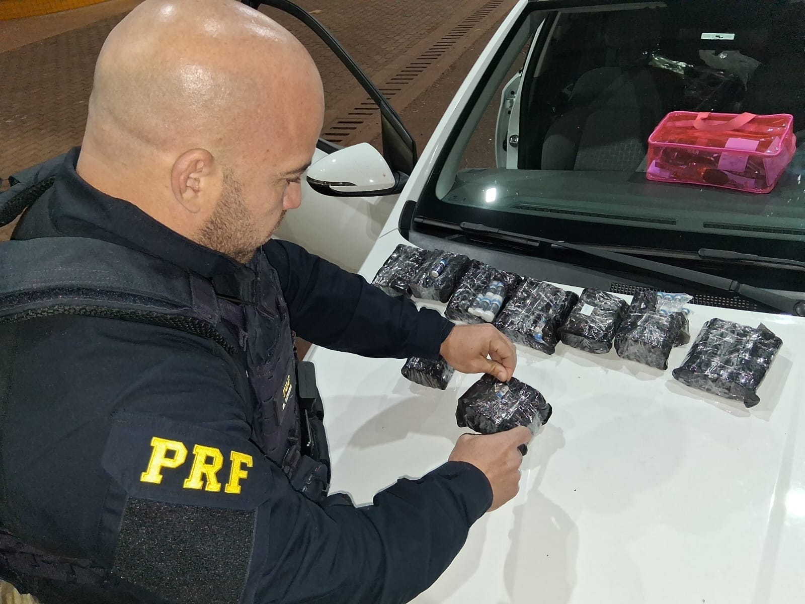 PRF apreende 392 ampolas de toxina botulínica na BR-277 em Cascavel, no PR