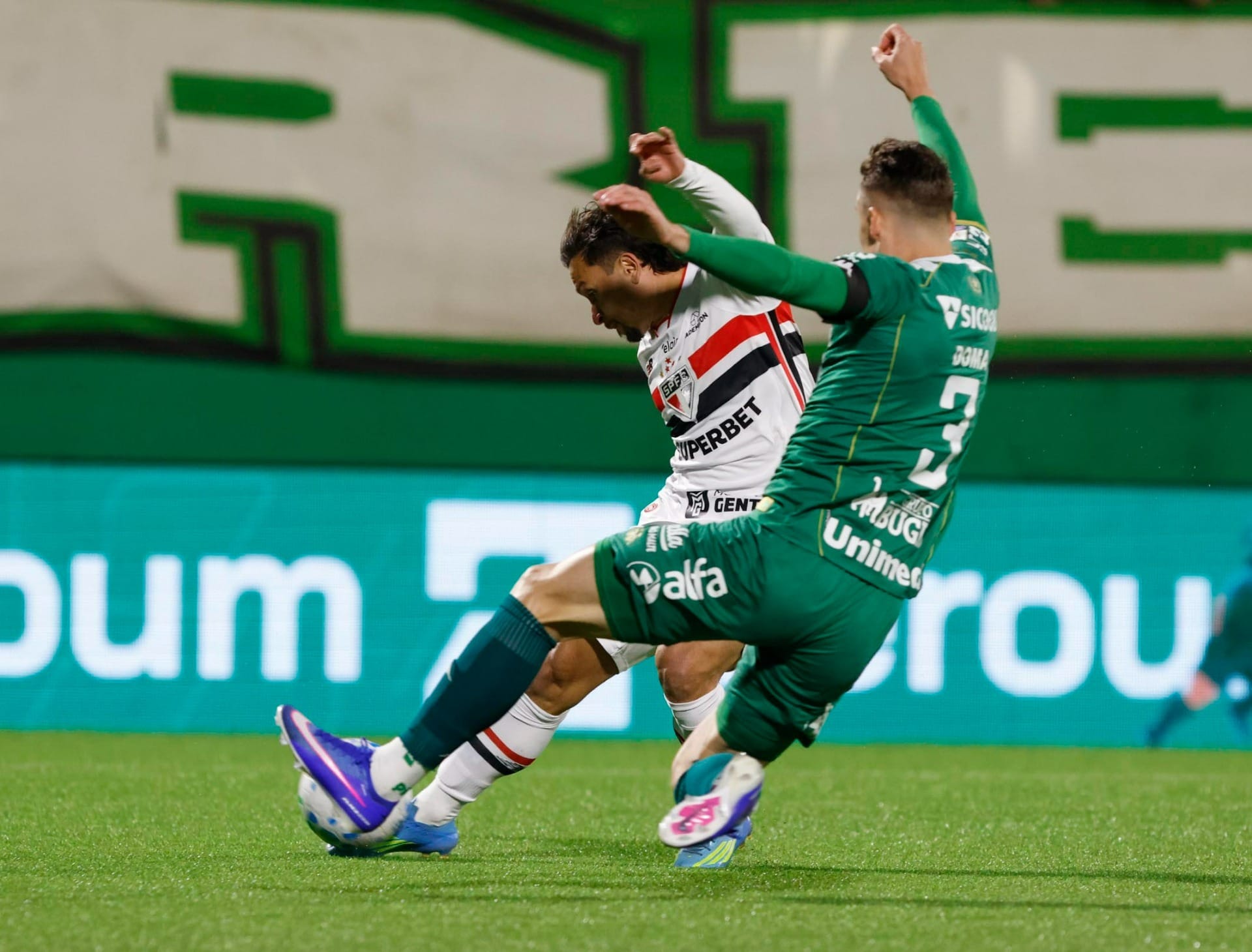 São Paulo perde para a Chapecoense e vê risco de rebaixamento ficar real - QTU Questões do Universo