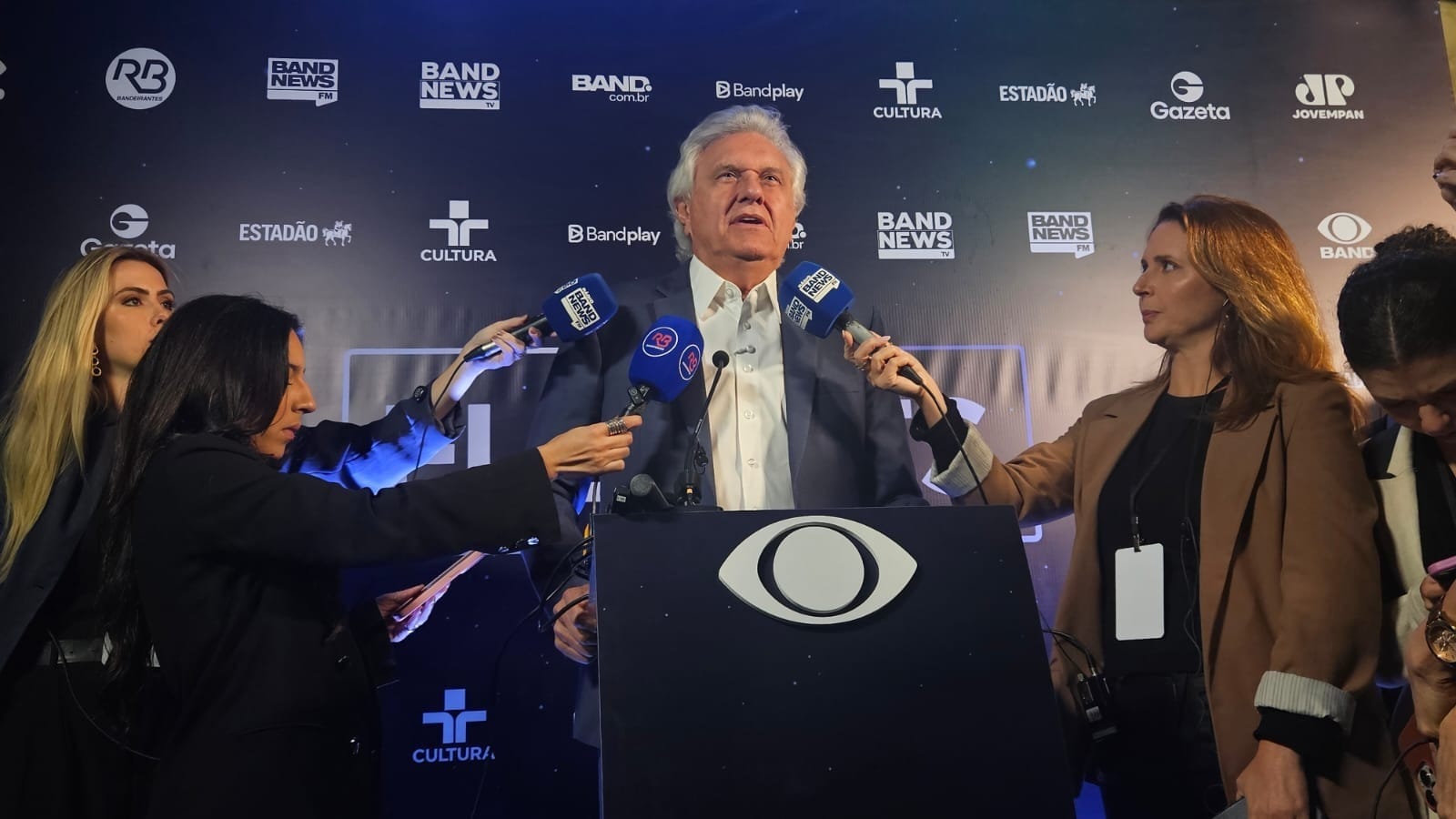 "Fujões": Caiado critica ausência de candidatos no debate presidencial - QTU Questões do Universo
