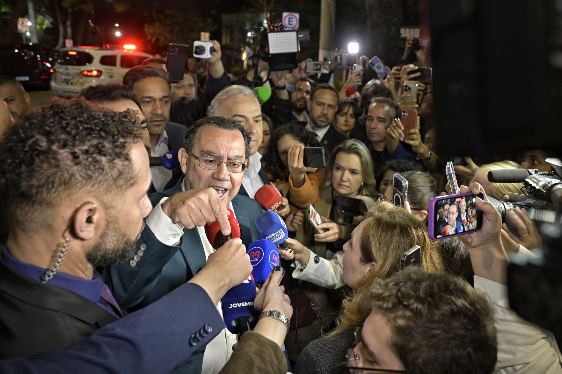 Em protesto pela ausência de Lula e Flávio, Cury ameaça deixar debate - QTU Questões do Universo