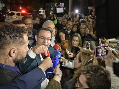Em protesto pela ausência de Lula e Flávio, Cury ameaça deixar debate