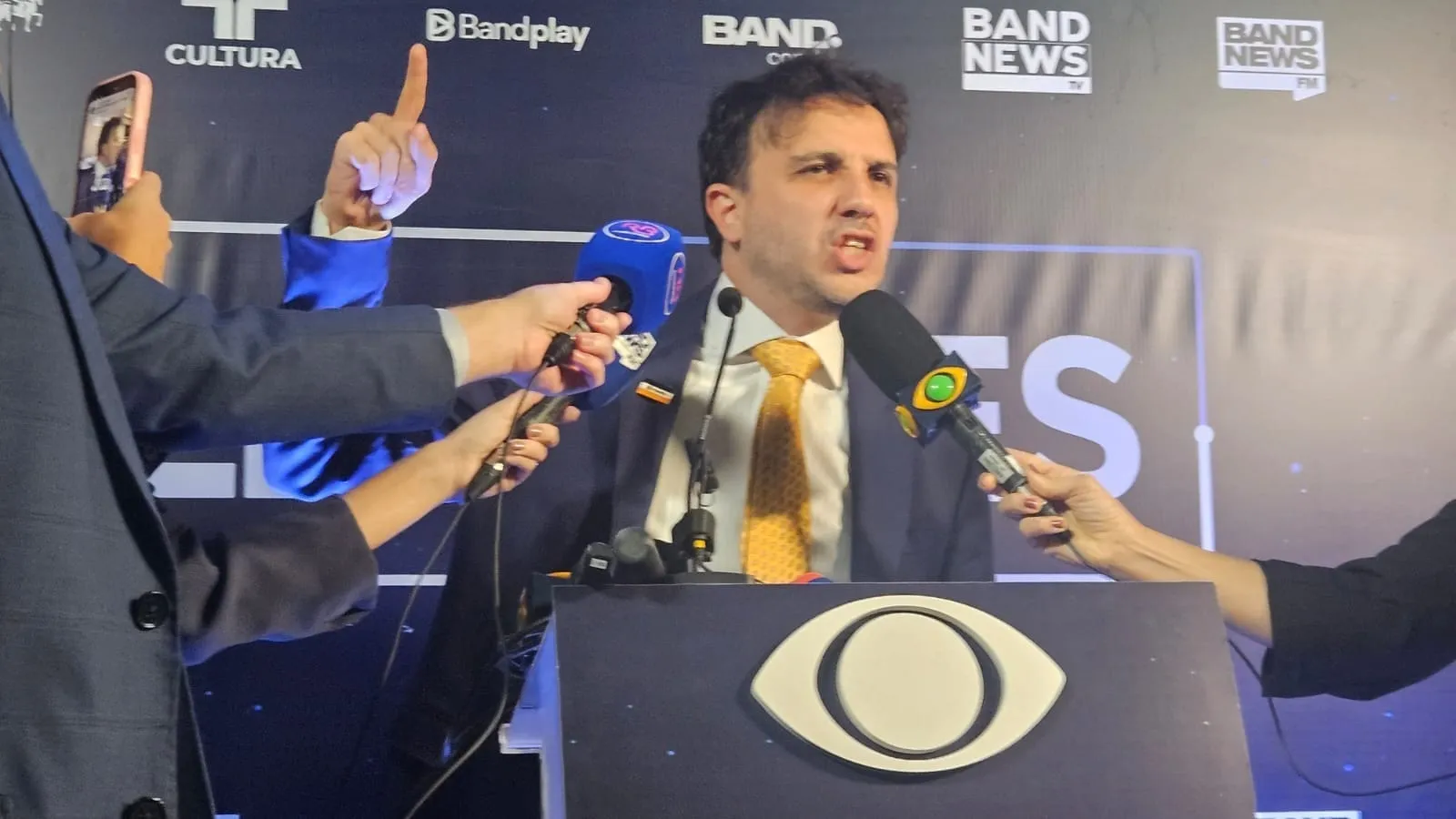 Contas de Renan Santos e de candidato a vice são derrubadas nas redes