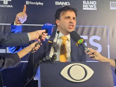 Renan Santos cita segurança, educação e critica ausências de Flávio e Lula