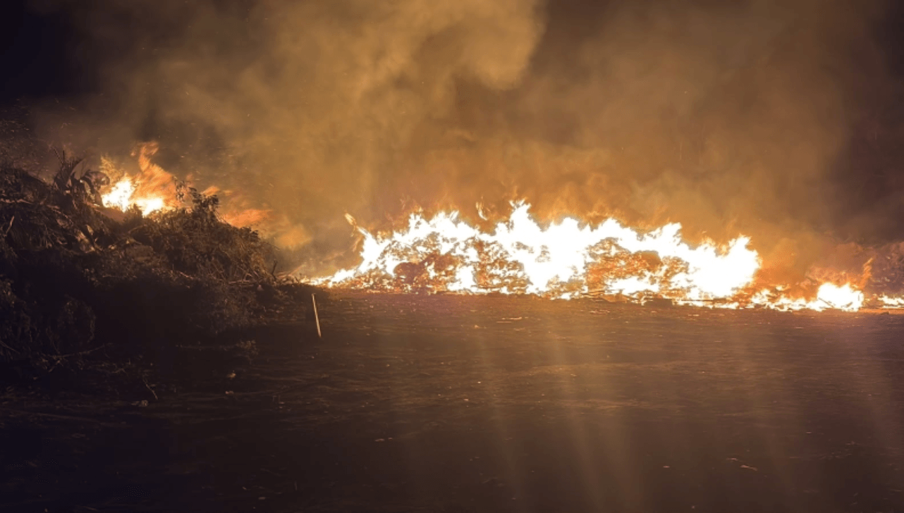 Equipes controlam novo foco de incêndio no Ecoponto Municipal de Votorantim - QTU Questões do Universo