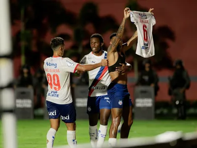 Cacá se irrita com comemoração de Jean Lucas e rasga camisa do rival