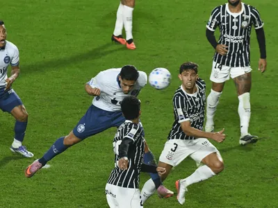 Coritiba vence Corinthians pelo Brasileirão em jogo com brilho de lateral