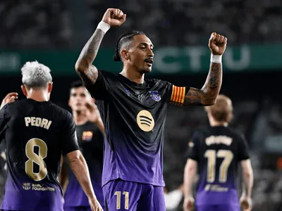 Com show de Raphinha, Barcelona goleia Elche por 5 a 0 na estreia de LaLiga