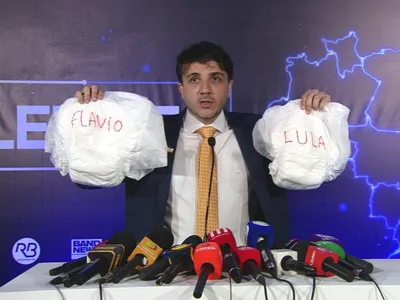 Renan Santos leva fraldas para debate da Band e critica Flávio e Lula