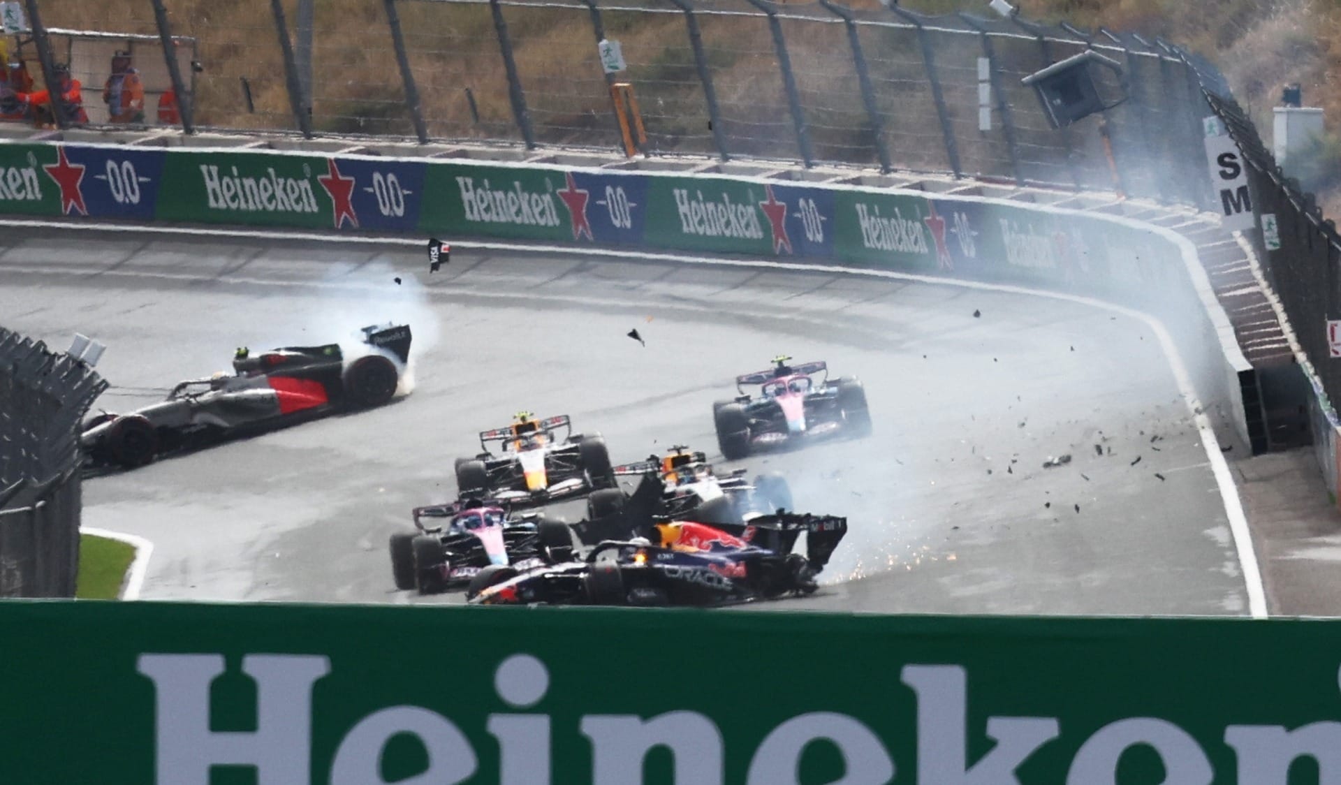 Verstappen bate sozinho e abandona GP da Holanda na 1ª volta; saiba mais