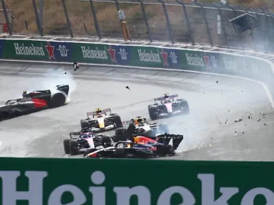 Verstappen bate sozinho e abandona GP da Holanda na 1ª volta; saiba mais