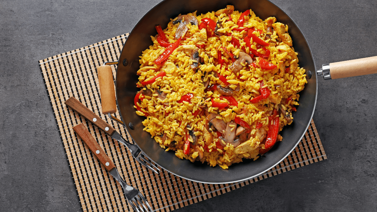 Saiba transformar sobras de frango em um arroz delicioso em 10 minutos - QTU Questões do Universo
