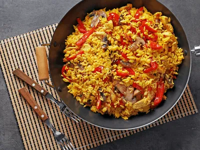 Saiba transformar sobras de frango em um arroz delicioso em 10 minutos