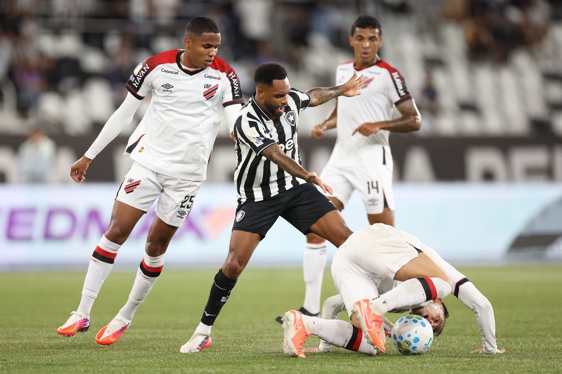 Veja os melhores momentos da vitória do Athletico sobre o Botafogo - QTU Questões do Universo