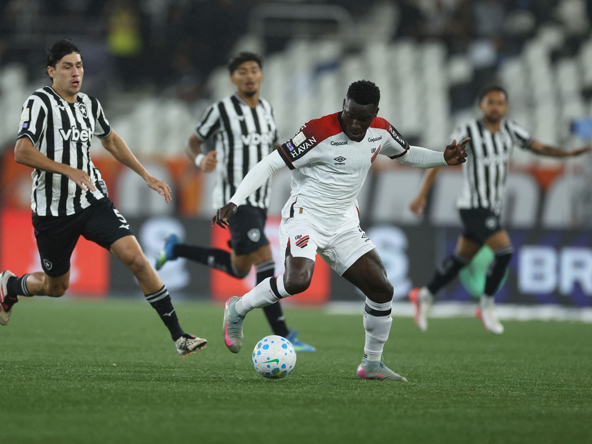 Botafogo e Athletico no encerramento da 24ª rodada do Campeonato Brasileiro. Foto: Luis Miguel Ferreira/athletico.com.br