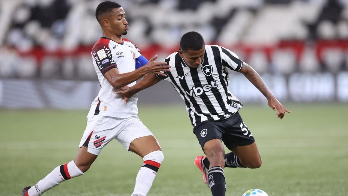 Athletico aproveita falhas do Botafogo e vence duelo pelo Brasileirão