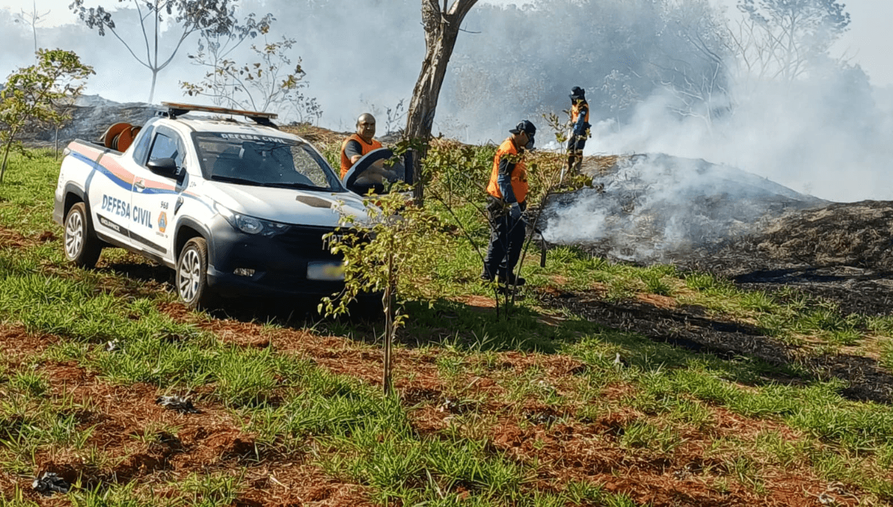 Incêndio atinge área de mata e mobiliza equipes da Defesa Civil de Limeira