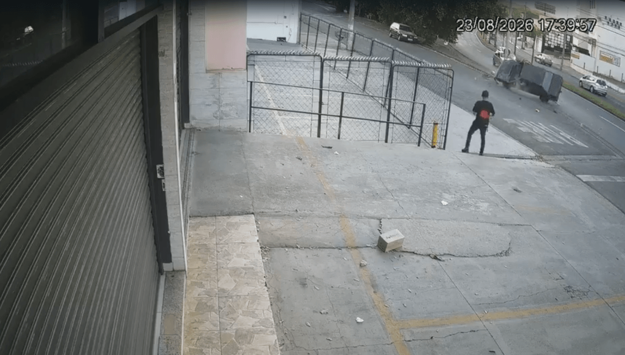 VÍDEO: motorista bêbado capota carro após colidir com poste em Piracicaba - QTU Questões do Universo