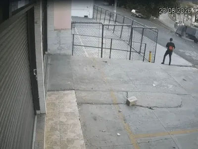 VÍDEO: motorista bêbado capota carro após colidir com poste em Piracicaba