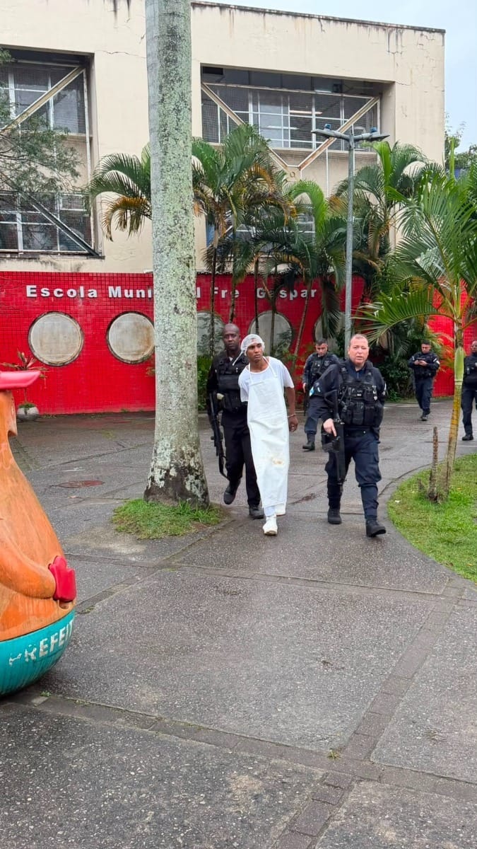 Homem invade escola e se veste de merendeira para fugir da PM no Recreio