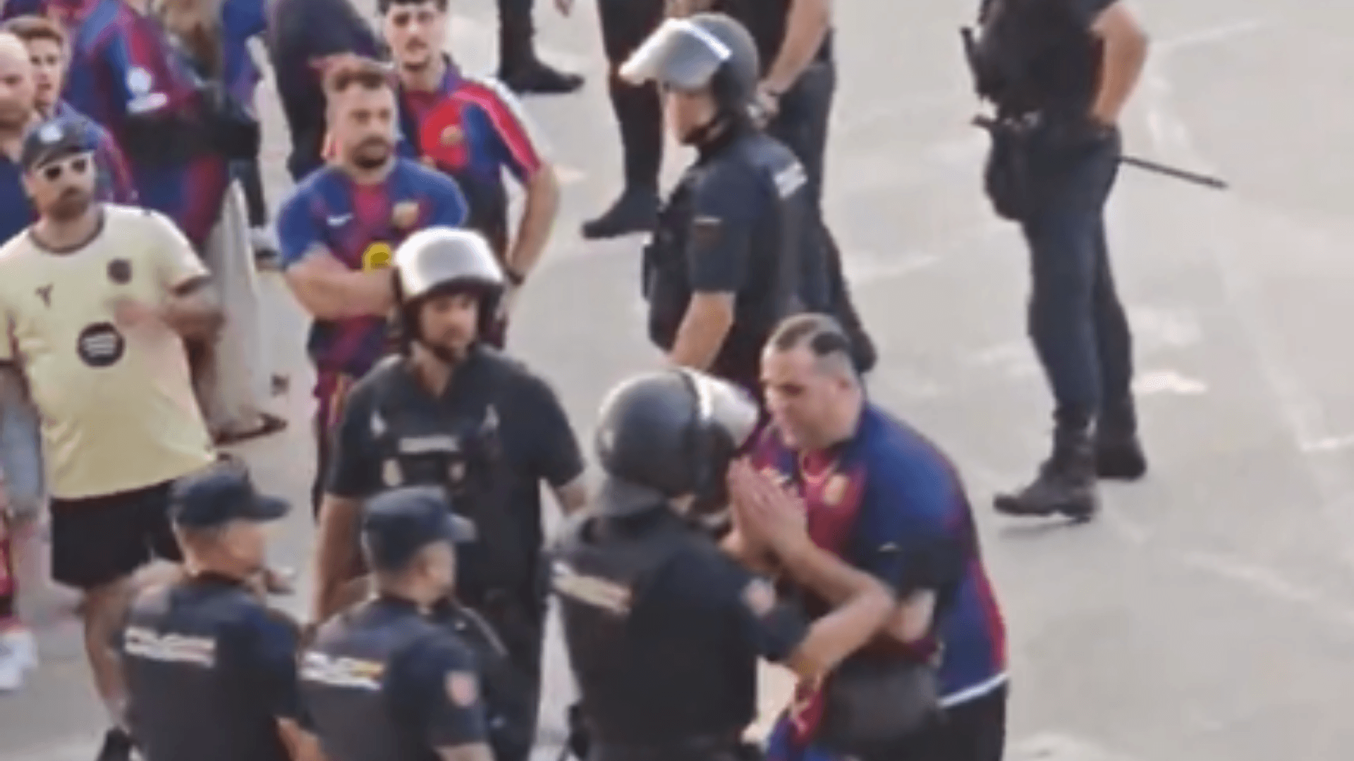 Barcelona detona ação policial contra seus torcedores em jogo de La Liga