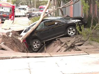 Vídeo: Calçada desaba e engole três carros em Porto Alegre (RS)