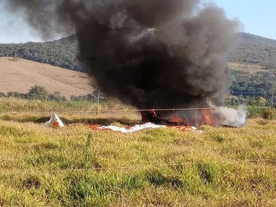 MG: Piloto aciona paraquedas após avião pegar fogo e cair