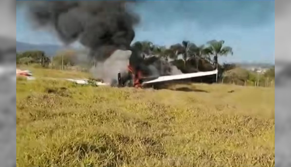 Avião pega fogo e cai em MG; piloto sobrevive após usar para-quedas