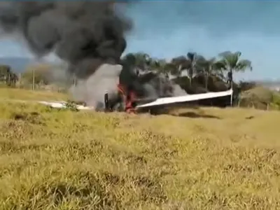 Avião pega fogo e cai em MG; piloto sobrevive após usar para-quedas