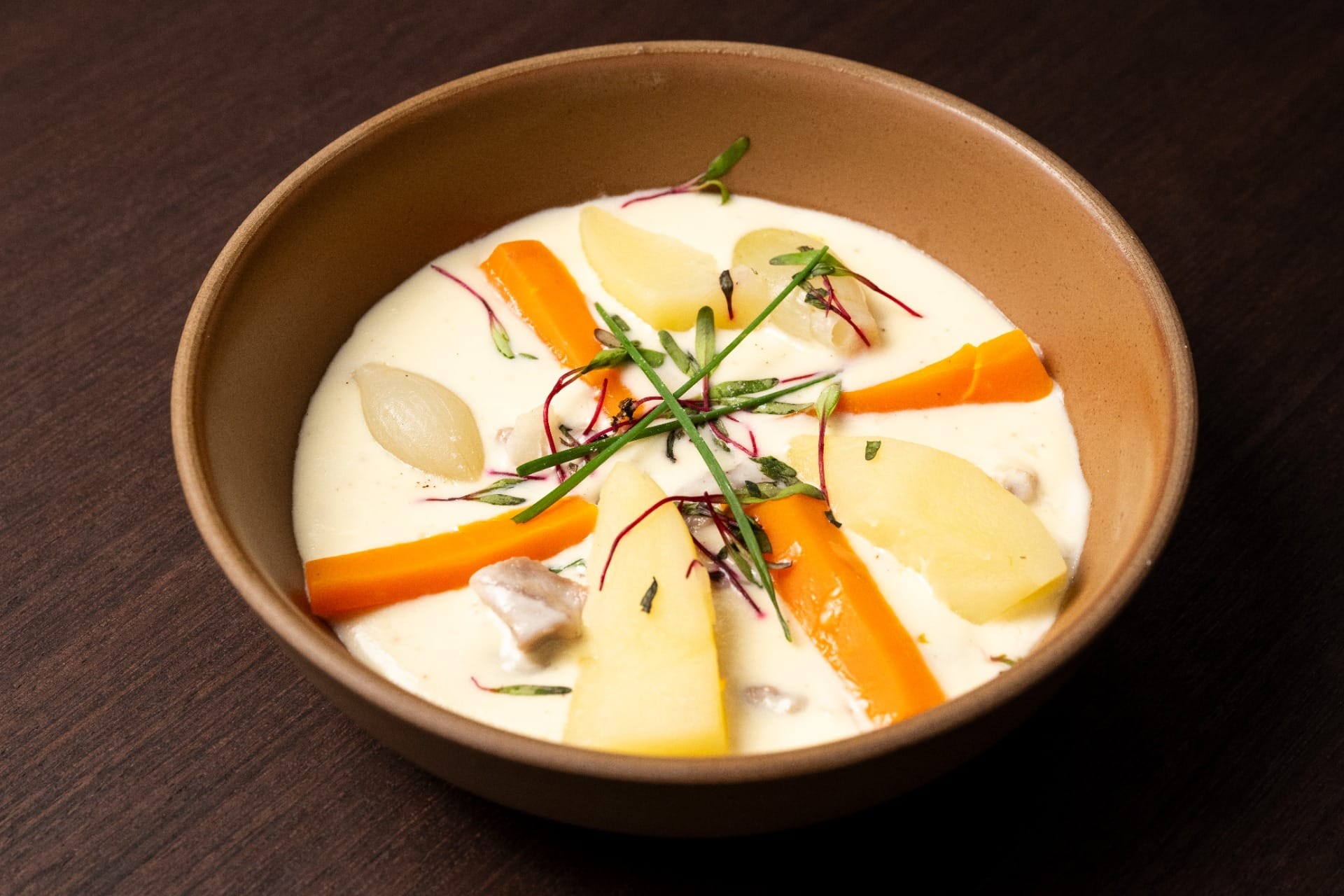 Blanquette de vitelo (blanquete de veau) com creme branco e legumes torneados | Band Receitas