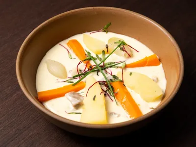 Blanquette de vitelo (blanquete de veau) com creme branco e legumes torneados | Band Receitas