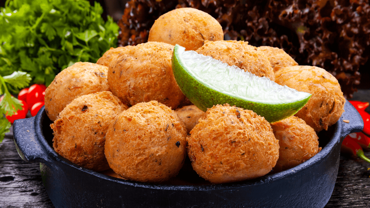 Bolinho de bacalhau não é difícil como aparenta; aprenda técnica