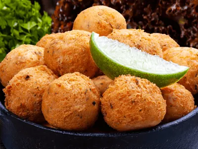 Bolinho de bacalhau não é difícil como aparenta; aprenda técnica