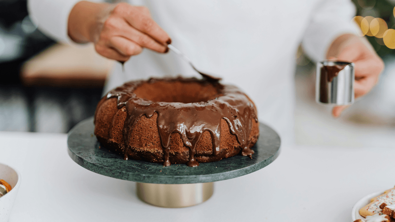 Bolo de chocolate fica pronto em menos de 20 minutos; aprenda