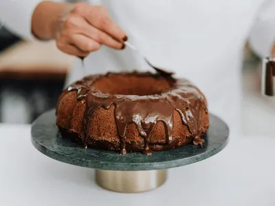 Bolo de chocolate fica pronto em menos de 20 minutos; aprenda