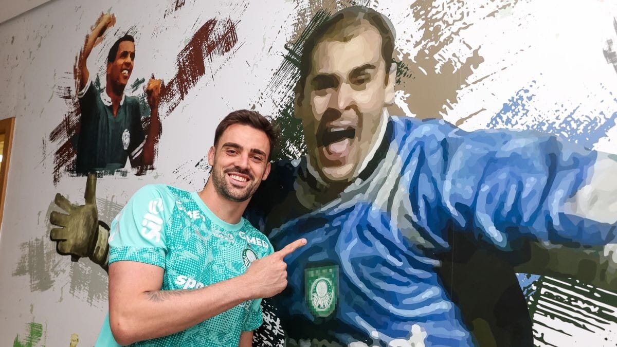 Bruno Bertinato tira foto com mural em homenagem a São Marcos | Crédito: Fabio Menotti/Palmeiras