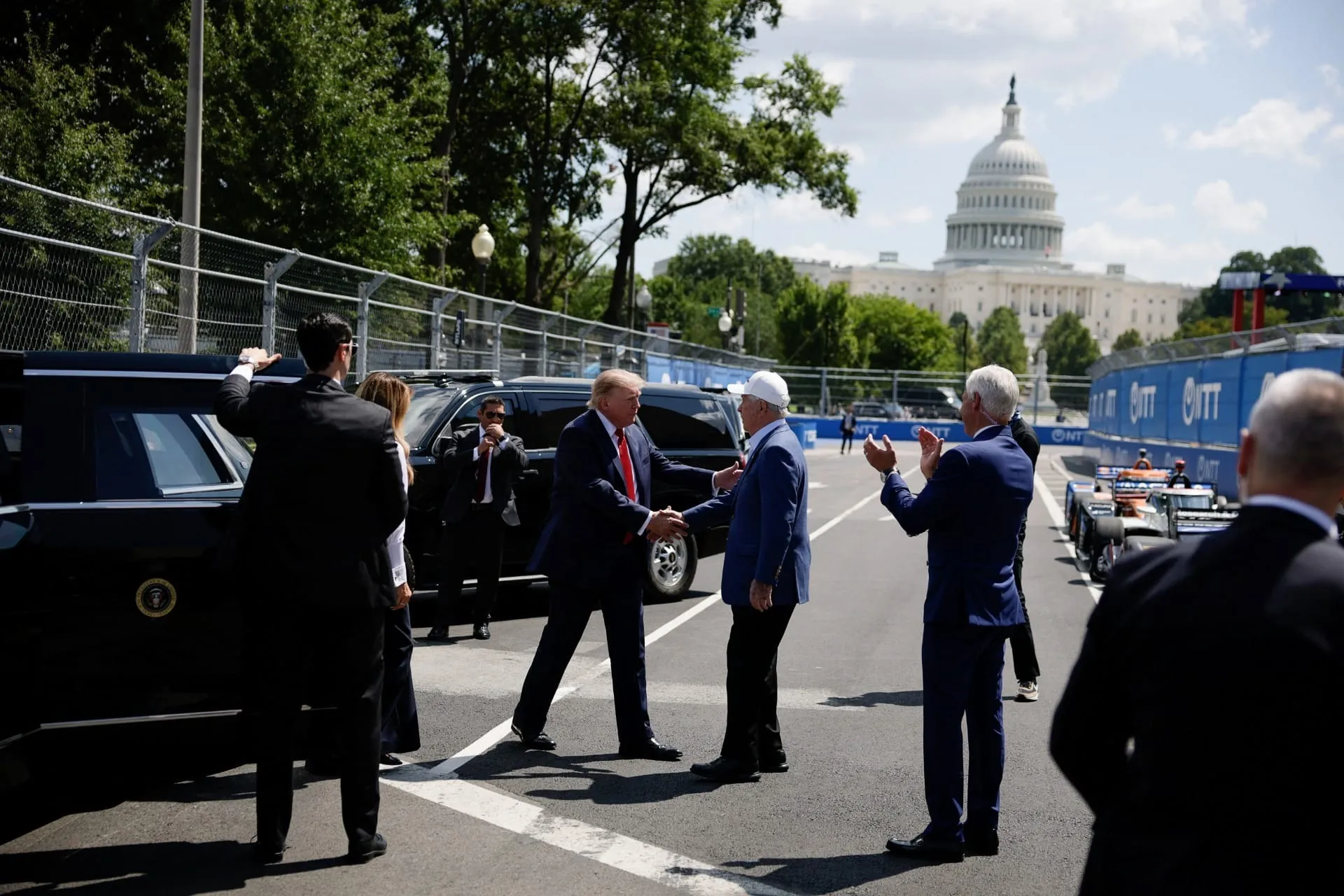 Donald Trump cumprimenta o presidente do conselho da Penske Corporation, Roger Penske