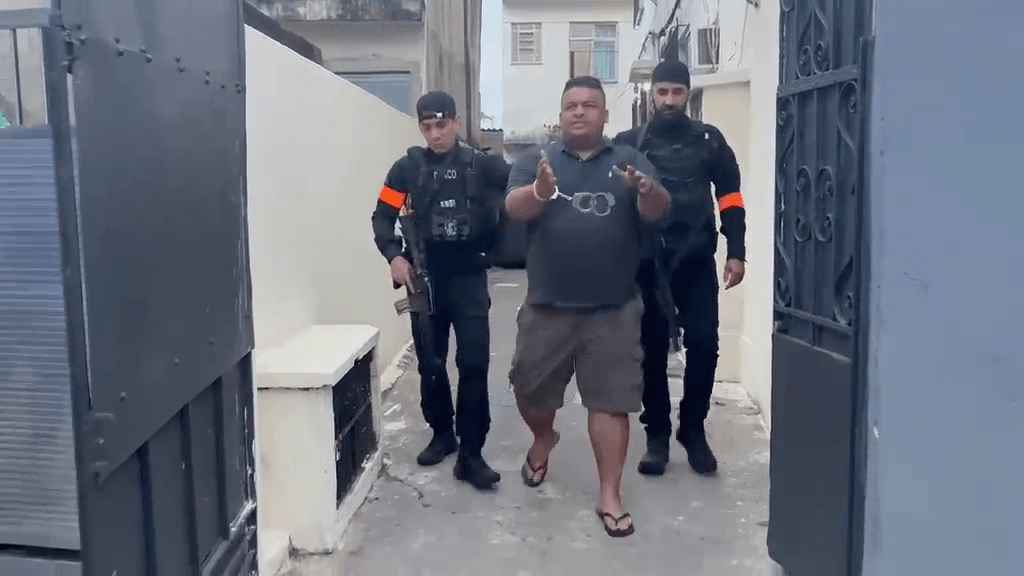 Pastor é preso ao tentar fugir pelo telhado durante operação