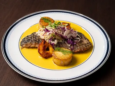 Filé de tilápia com molho velouté de açafrão, camarão no dendê, batata fondant e salada cítrica | Band Receitas