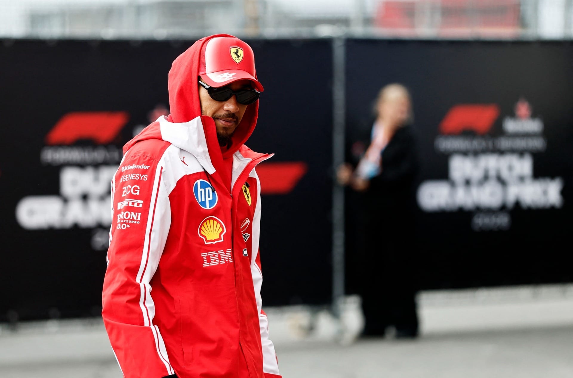 Hamilton se desculpa após criticar estratégia da Ferrari na Holanda; veja