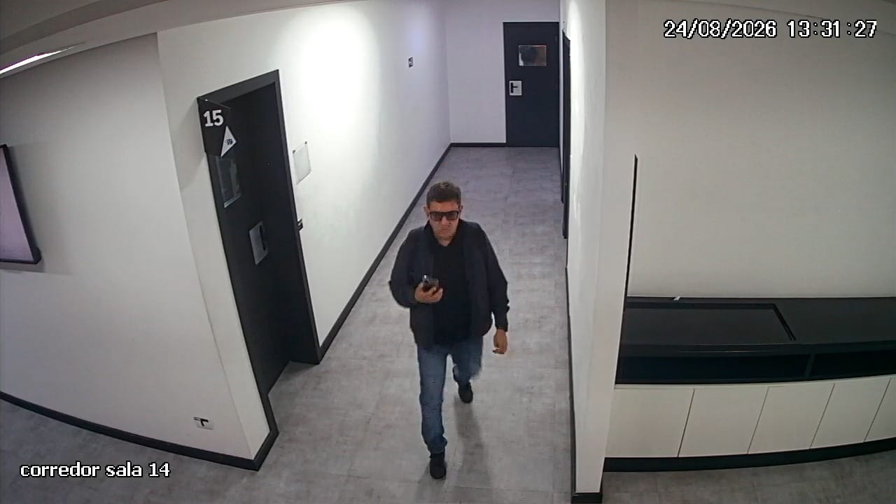 Vídeo: Homem furta seis notebooks de faculdade em Curitiba