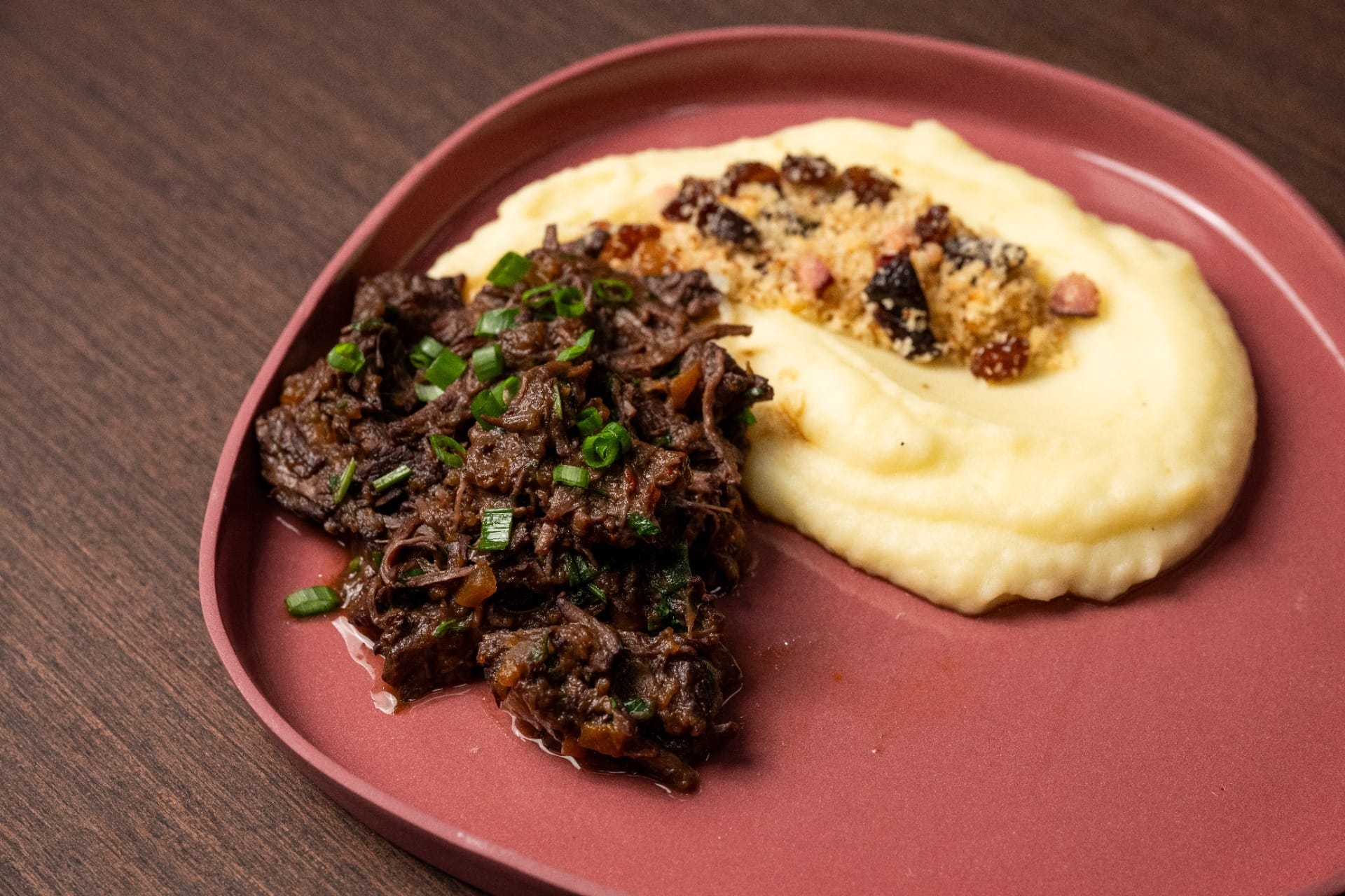 Ragu de fraldinha com purê e farofa | Band Receitas