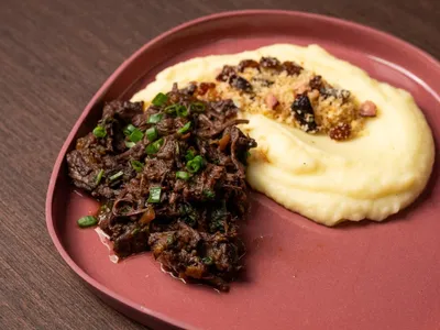 Ragu de fraldinha com purê e farofa | Band Receitas